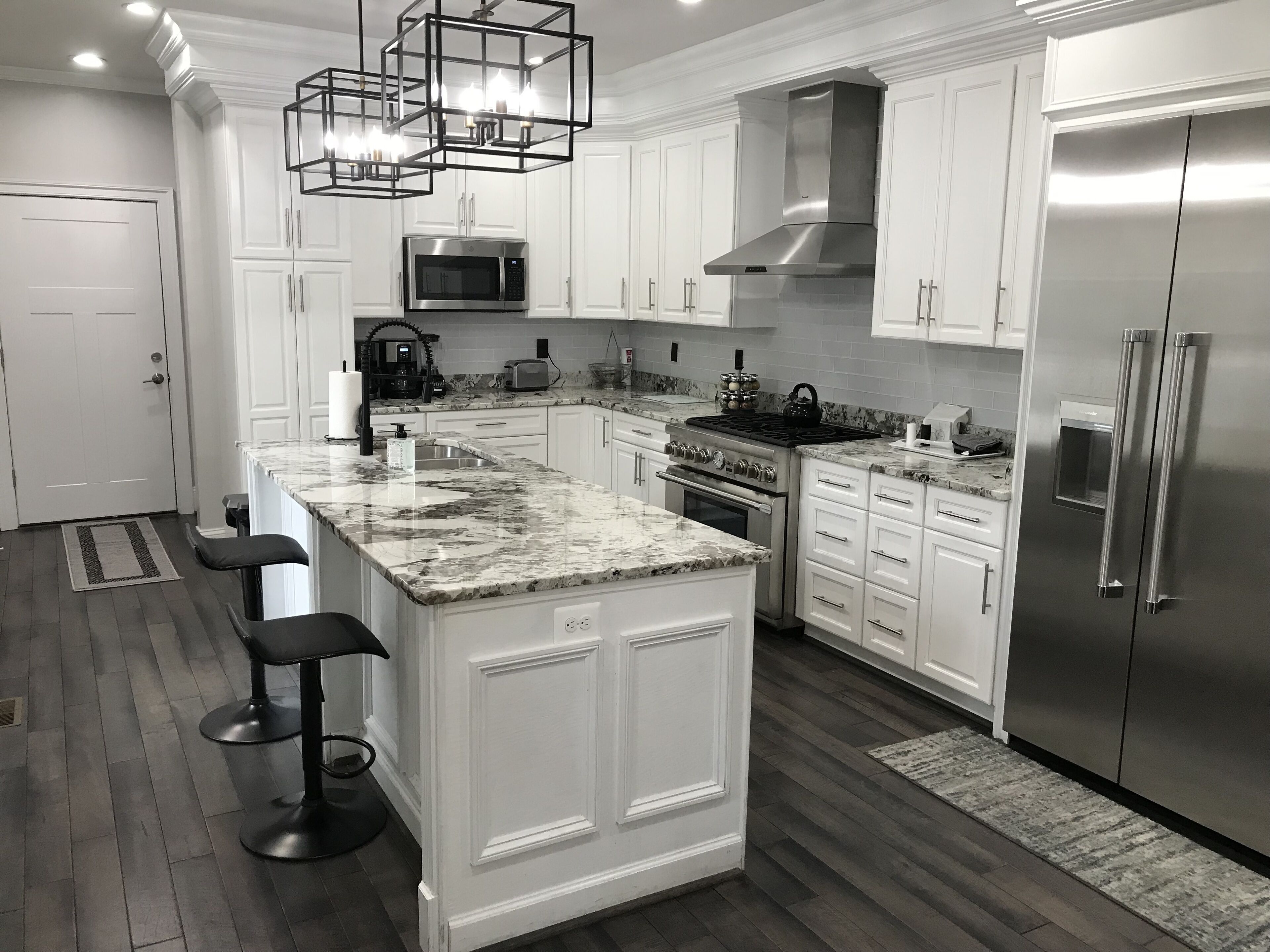 Een koelkast, een magnetron, een oven, een kookplaat