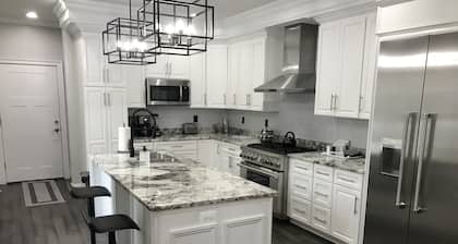 Big 3 story house near stadiums, aquarium, museums, 5 bedrooms, parking