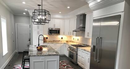Big 3 story house near stadiums, aquarium, museums, 5 bedrooms, parking