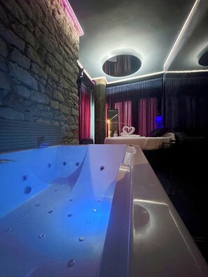 Romantic Suite | Individually decorated, individually furnished, blackout curtains - Hotel Utopía Alicante - Adults Only  (Alicante)
