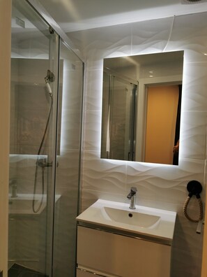 Suite Deluxe | Salle de bain | Douche, douche à « effet pluie », articles de toilette gratuits