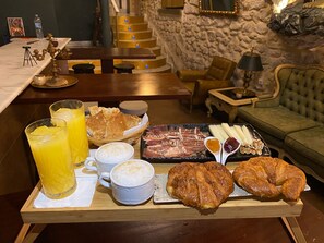 Petit déjeuner complet (20 EUR par personne)