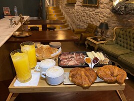 Se ofrece un desayuno completo (20 EUR por persona)