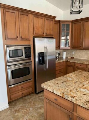 Refrigerador, microondas y horno