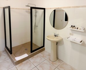 Shower, rainfall showerhead, hair dryer, towels - Helechos Hotel Boutique (Comayagua)