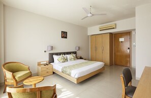 ห้องพรีเมียมดับเบิล, เตียงคิงไซส์ 1 เตียง | เตียง Select Comfort, พื้นที่ทำงานแบบใช้แล็ปท็อป, เตารีด/โต๊ะรีดผ้า
