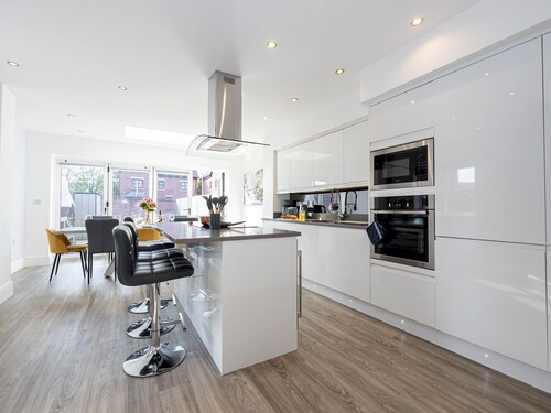 Pass the Keys | Modern and Stylish 4 Bed Family Home Sleeps 8
