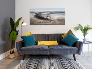 TV - Pass the Keys | Modern and Stylish 4 Bed Family Home Sleeps 8 (Sale)