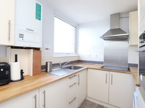 Kjøleskap, mikrobølgeovn, ovn og kaffetrakter/tekoker