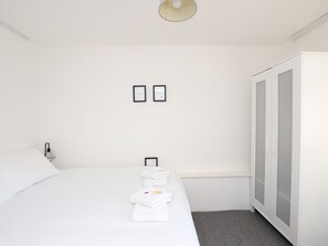 4 bedrooms, desk, iron/ironing board, travel cot