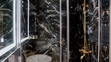 LUXURY ROOM 107 | Baño | Zapatillas, toallas, jabón y champú