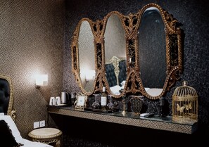 LUXURY ROOM 106 | 1 bedroom, premium bedding, soundproofing, iron/ironing board - ROH Suites (Athens)