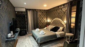Un dormitorio con cama, mesita de noche y una silla.