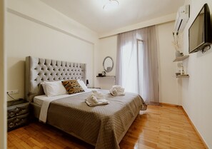 LUXURY ROOM 9 | 1 bedroom, premium bedding, soundproofing, iron/ironing board - ROH Suites (Athens)