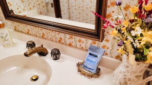 Serviettes fournies, savon, shampoing, papier toilette