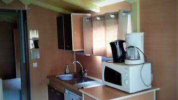Réfrigérateur, micro-ondes, lave-vaisselle, cafetière/bouilloire