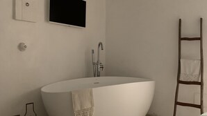 Secadora de cabello, toallas, jabón, papel de baño 