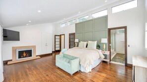 5 bedrooms, iron/ironing board, WiFi, bed sheets