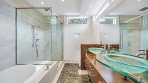 Combined shower/bathtub, hair dryer, towels