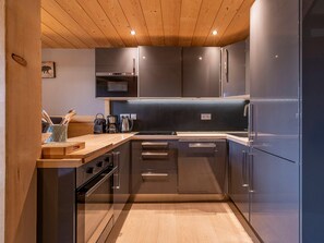 Réfrigérateur, four à micro-ondes, un four, lave-vaisselle