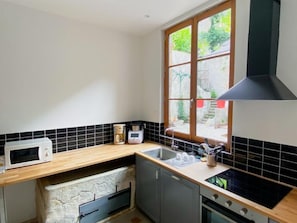 Coffee/tea maker, fridge, microwave, oven