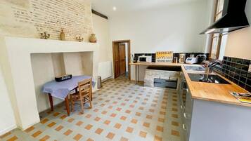 Coffee/tea maker, fridge, microwave, oven