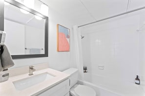 Shower, hair dryer, towels, shampoo - Central Hyde Park 2BR/2BA close to UT,Moody Center (Austin)