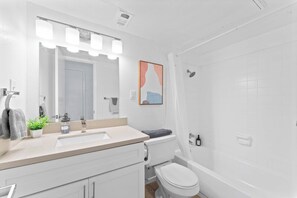 Dusj, hårføner, håndklær og toalettpapir