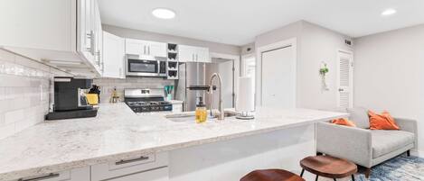 Een koelkast, een microgolfoven, een oven, een kookplaat