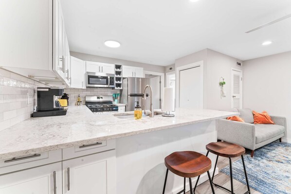 Fridge, microwave, oven, stovetop - Boho West Downtown 1BR suite w/ washer&dryer (Austin)