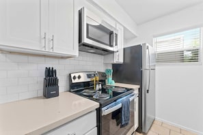 Fridge, microwave, oven, stovetop - Central Hyde Park 2BR/2BA close to UT,Moody Center (Austin)