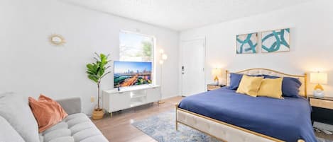 1 slaapkamer, een bureau, een strijkplank/strijkijzer, wifi