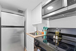 Kjøleskap, mikrobølgeovn, ovn og kokeplater