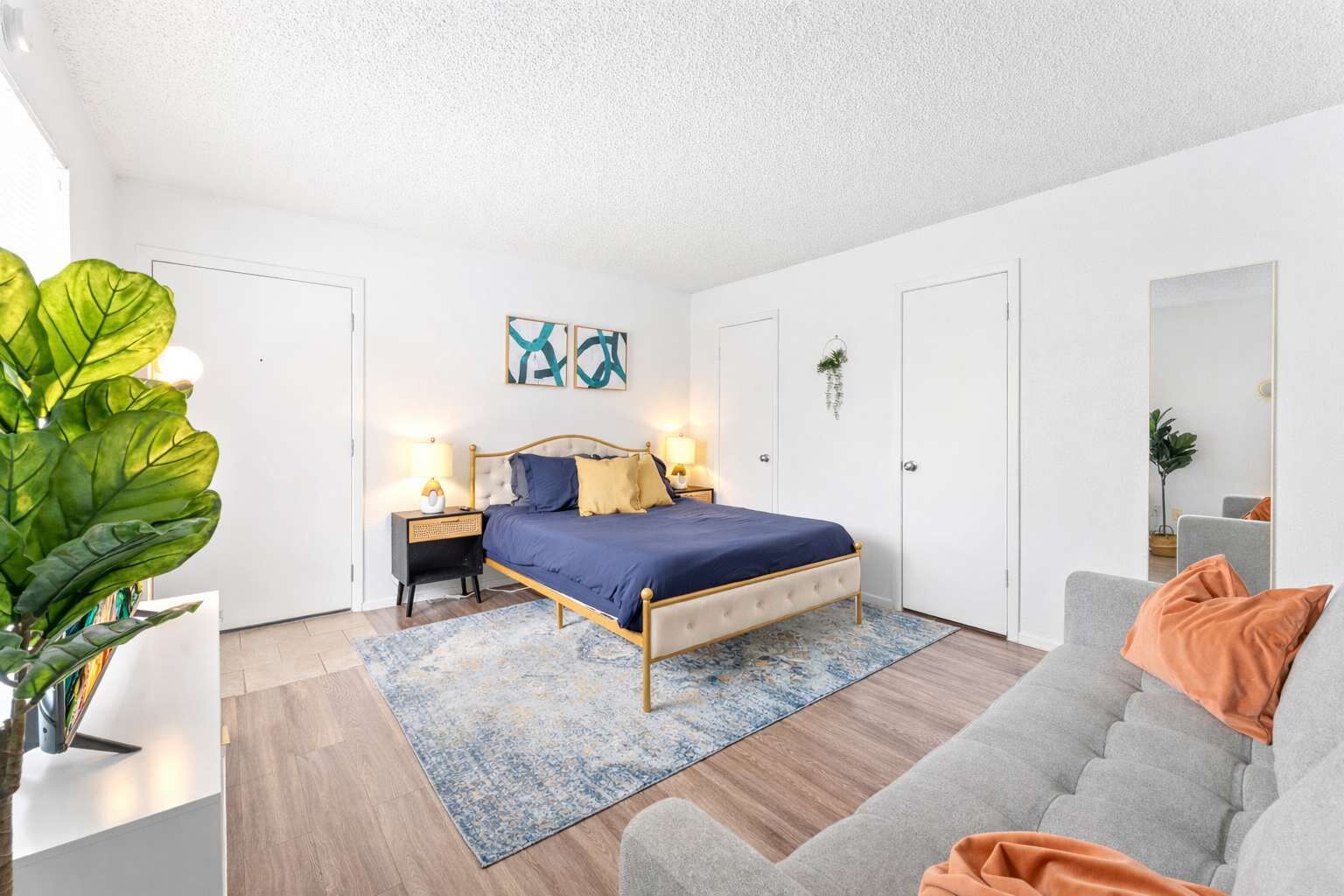 Desk, iron/ironing board, WiFi, bed sheets