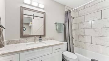 Douche, sèche-cheveux, serviettes fournies, papier toilette