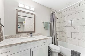 Douche, sèche-cheveux, serviettes fournies, papier toilette