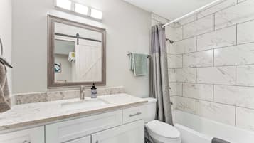 Regadera, secadora de cabello, toallas