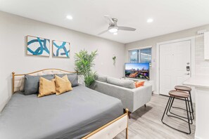 1 habitación, escritorio, tabla de planchar con plancha y wifi 