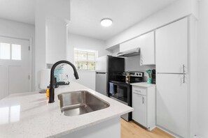 Kjøleskap, mikrobølgeovn, ovn og kokeplater