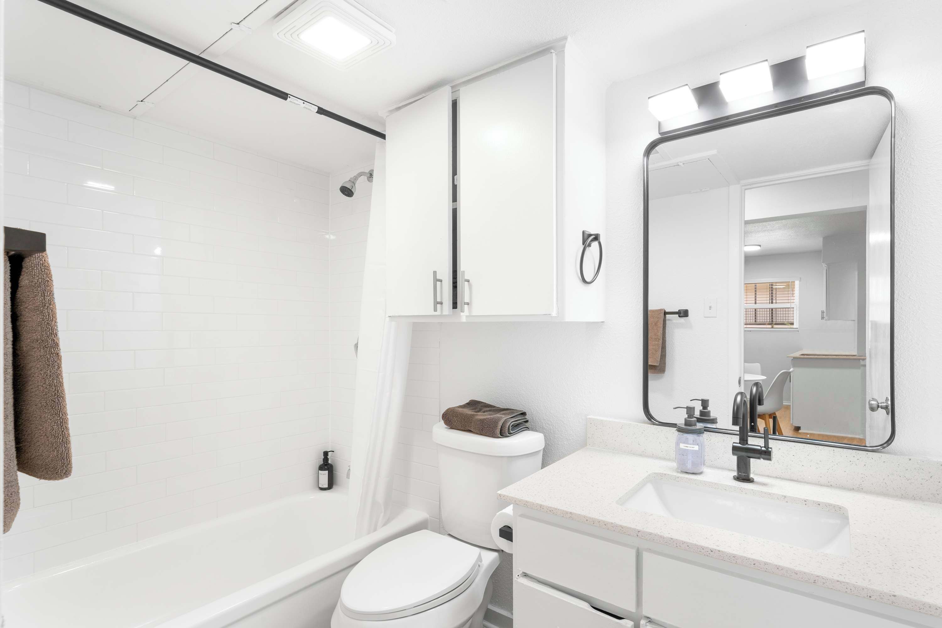 Douche, sèche-cheveux, serviettes fournies, shampoing