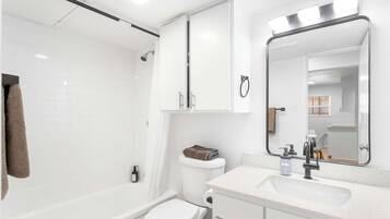 Douche, sèche-cheveux, serviettes fournies, shampoing