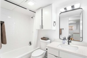 Dusj, hårføner og håndklær