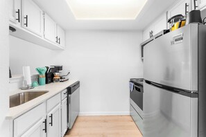 Køleskab, mikrobølgeovn, ovn, kogeplade