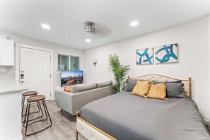 1 bedroom, desk, iron/ironing board, WiFi - Chic West Downtown studio w/ washer&dryer (Austin)