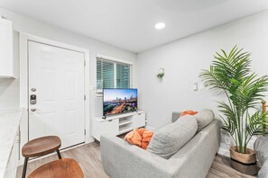 TV, offices - Chic West Downtown studio w/ washer&dryer (Austin)