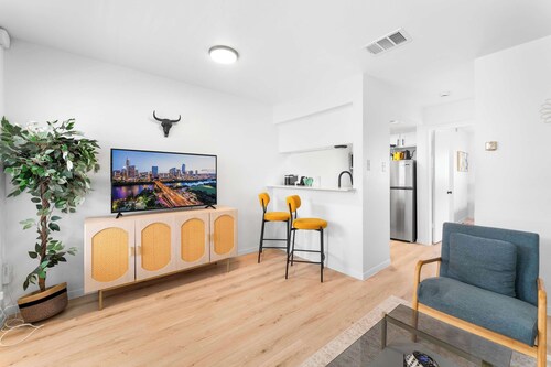 Central Chic 1BR close to UT, Moody Center, & DT