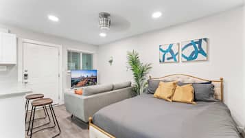 1 bedroom, desk, iron/ironing board, WiFi