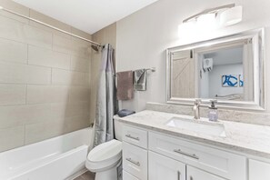 Shower, hair dryer, towels - Chic West Downtown studio w/ washer&dryer (Austin)