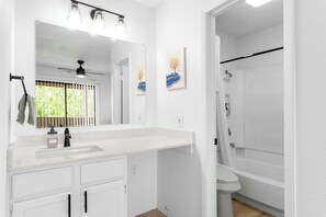 Suihku, hiustenkuivaaja, pyyhkeet, sampoo