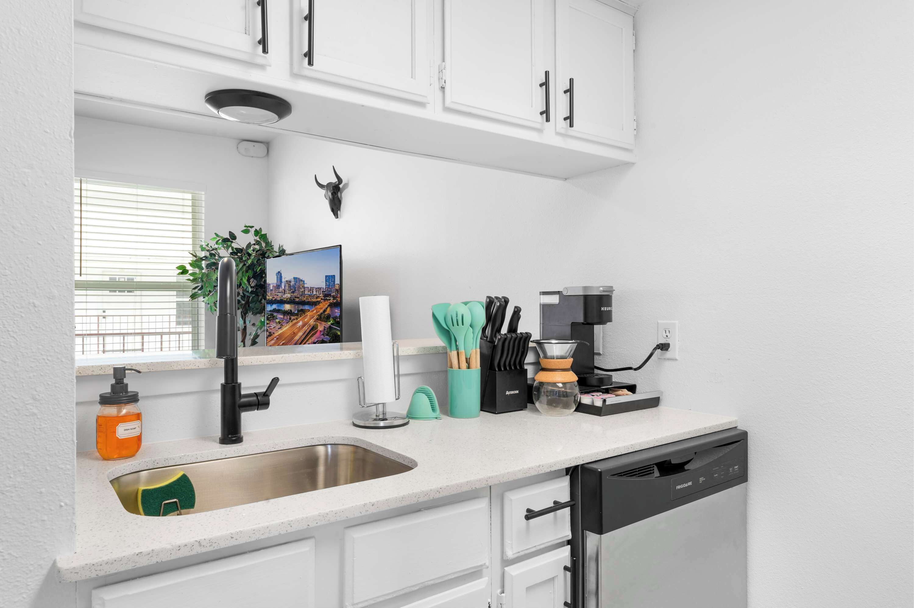 Kjøleskap, mikrobølgeovn, ovn og kokeplater